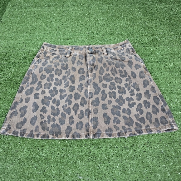 BLANK NYC | 100% COTTON FADED LEOPARD LIGHTLY DISTRESSED DENIM MINI SKIRT - Picture 3 of 16